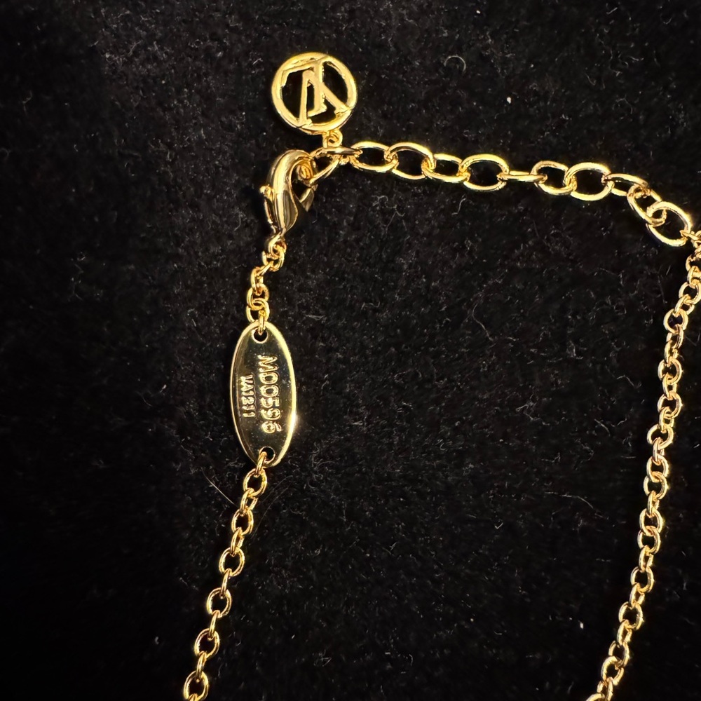 Louis Vuitton Gold Necklace with Iconic LV Pendant M00596 - Picture 5 of 6
